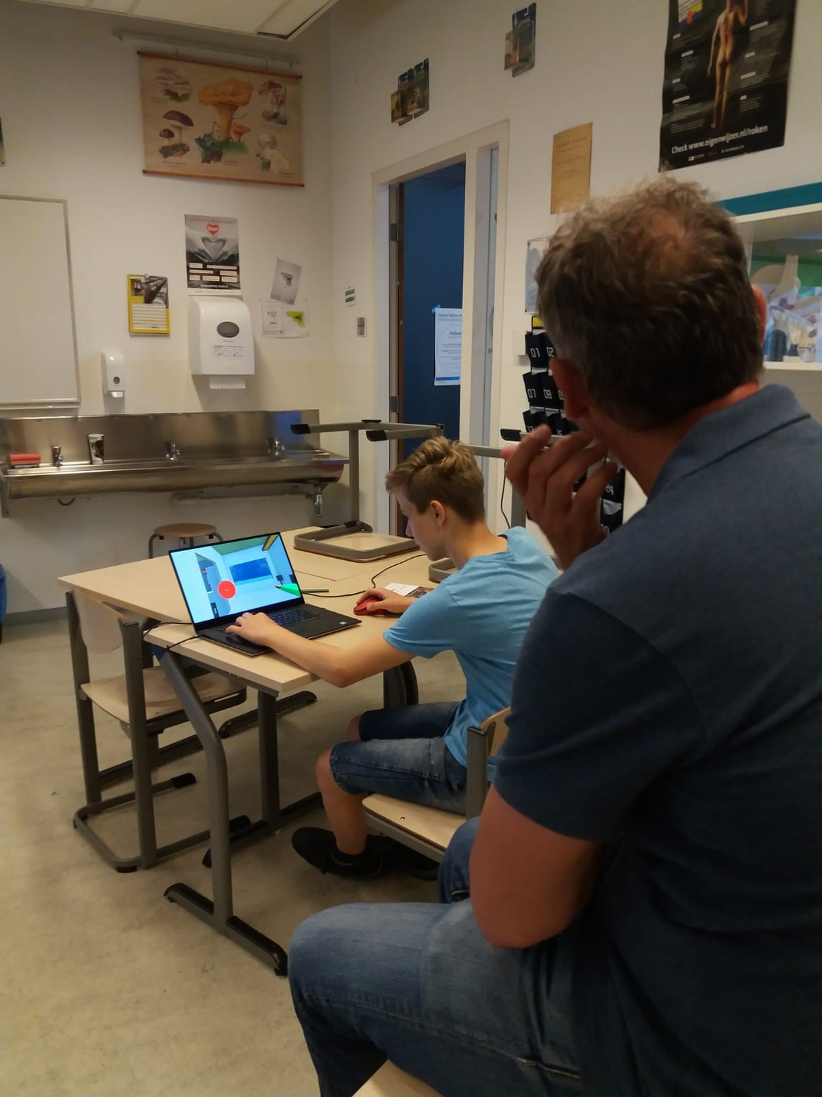 Leerling leidt architect rondt door zijn Tiny House ontwerp