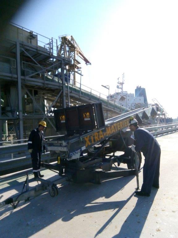 Teus van de Werken in de haven met transportbus jh